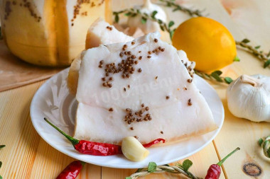 Сало пряное в маринаде с кориандром, чесноком и кинзой