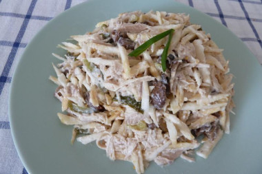 Салат из корня сельдерея с грибами и курицей