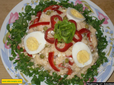 Салат с зеленым горошком и яйцом