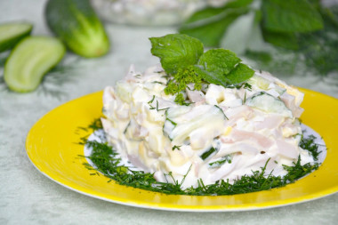 Салат кальмары с огурцом свежим и яйцом