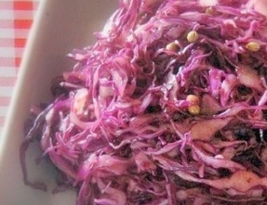 Салат из краснокочанной капусты с яблоками и изюмом