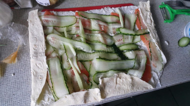 Рецепт - Рулет с рыбой в лаваше - Шаг 3 -  с  трех сторон заложите лаваш, чтобы начинка в процессе скручивания не убежала