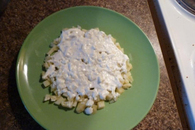 Рецепт - Салат с картофелем - Шаг 4 -  Смазываем майонезом