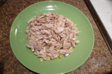 Рецепт - Салат с картофелем - Шаг 5 -  Выкладываем измельченное мясо,смазываем майонезом