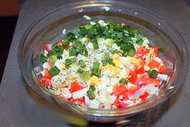 Салат с крабовым мясом и капустой и помидорами