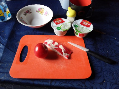 Рецепт - Салат с творогом и крабовыми палочками - Шаг 1 - Вот все наши ингредиенты. Заранее необходимо сварить яйца вкрутую (8-10 мин), а потом положить их в холодную воду, чтобы скорлупа легко чистилась