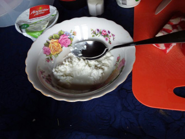 Рецепт - Салат с творогом и крабовыми палочками - Шаг 2 -  Творог именно зерненый со сливками или без (по желанию)