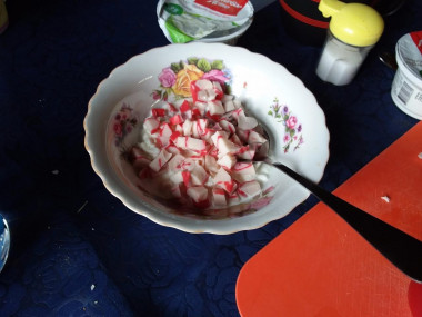 Рецепт - Салат с творогом и крабовыми палочками - Шаг 3 -  Порезать крабовые палочки и яйца