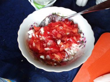 Рецепт - Салат с творогом и крабовыми палочками - Шаг 4 -  Порезать помидор и все перемешать. Можно заправить салат сметаной или йогуртом натуральным, но если творог со сливками, то можно без него