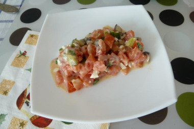 Салат с красной рыбой и маринованными грибами