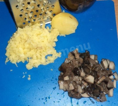 Рецепт - Салат с грибами сыром и ветчиной - Шаг 2 -  Для того, чтобы его приготовить, возьмите 3-4 картофелины, сварите их, очистите и натрите на крупной терке. Потом аккуратно и красиво уложите в салатницу. Смажьте этот слой майонезом.