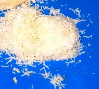 Рецепт - Салат с грибами сыром и ветчиной - Шаг 5 -  и сыра, который натрите на мелкой терке. Каждый слой не забываем смазывать майонезом.