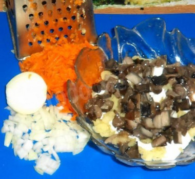 Рецепт - Салат с грибами сыром и ветчиной - Шаг 3 -  Потом возьмите маринованные грибочки (хорошо подойдут, например, вешенки или грузди) и мелко-мелко их порежьте. Уложите поверх картофеля и тоже смажьте майонезом.Следующий слой - это мелко измельченный лук, который тоже нужно покрыть слоем майонеза.