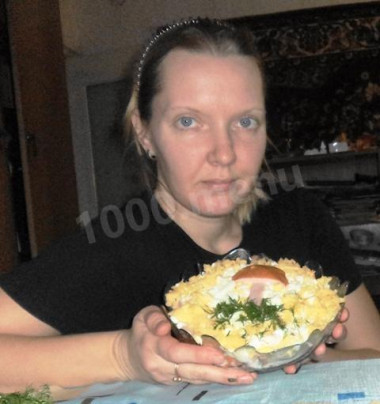 Рецепт - Салат с грибами сыром и ветчиной - Шаг 6 -  Сверху салатик можно украсить зеленью и хорошенькими маленькими грибочками. Приятного аппетита!