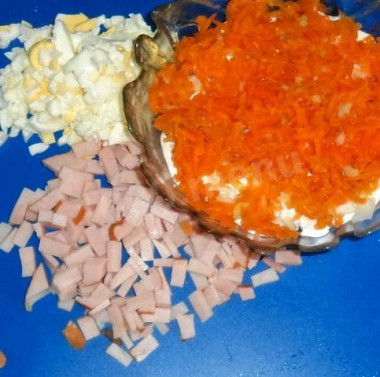 Рецепт - Салат с грибами сыром и ветчиной - Шаг 4 -  Потом идут слои из вареной моркови, которую нужно натереть на крупной терке, ветчины, порезанной кубиками, яиц, натертых на терке или мелко измельченных