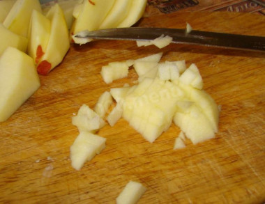 Рецепт - Салат с кальмарами, кукурузой, яйцами и креветками - Шаг 5 -  С яблок снимаем кожицу, режем их на 4 части, удаляем сердцевину и нарезаем мелкими кубиками.
