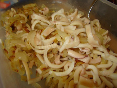 Рецепт - Салат с кальмарами, кукурузой, яйцами и креветками - Шаг 8 -  Смешиваем кальмары с обжаренным луком.