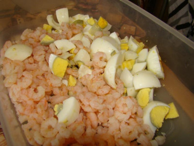 Рецепт - Салат с кальмарами, кукурузой, яйцами и креветками - Шаг 6 -  Креветки варим в кипящей подсоленной воде в течение 5-ти минут. Вынимаем их шумовкой из кастрюли, охлаждаем и смешиваем с яйцами.