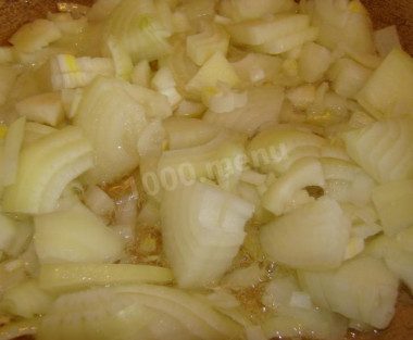 Рецепт - Салат с кальмарами, кукурузой, яйцами и креветками - Шаг 3 -  Наливаем на сковороду растительное рафинированное масло и хорошо его прогреваем в течение 2-х минут. Выкладываем лук и жарим его при помешивании на среднем огне до прозрачности. Я всегда при обжарке лука добавляю соль, чтобы он пустил сок.