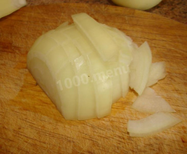 Рецепт - Салат с кальмарами, кукурузой, яйцами и креветками - Шаг 2 -  Лук чистим и нарезаем полукольцами средней толщины.