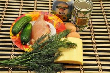 Рецепт - Салат фасоль курица шампиньоны - Шаг 1 - Варю куриные грудки, а затем рублю их на небольшие кусочки, предварительно освободив от костей.