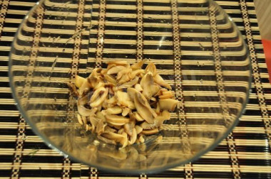 Рецепт - Салат фасоль курица шампиньоны - Шаг 3 -  Режу вдоль маринованные грибы тоненькими пластинками. Для огуречно-куриного салата с маринованными шампиньонами стараюсь выбирать грибочки покрупнее, слишком маленькие очень трудно нарезать красиво и тонко.