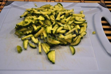 Рецепт - Салат фасоль курица шампиньоны - Шаг 5 -  а огурчики чищу и режу тонкой соломкой.