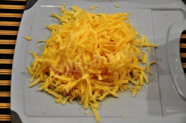 Рецепт - Салат фасоль курица шампиньоны - Шаг 6 -  Грецкие орехи измельчаю на ручной мельничке. Твердый сыр натираю на крупной терке. В массу добавляю консервированную фасоль (я люблю белую).