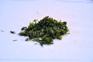 Рецепт - Салат фасоль курица шампиньоны - Шаг 7 -  Рублю петрушечку и зеленый лучок, а затем тщательно перемешиваю все продукты и заливаю майонезом.