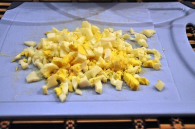 Рецепт - Салат фасоль курица шампиньоны - Шаг 4 -  Яйца тоже режу мелко (можно натереть на мелкой терке)