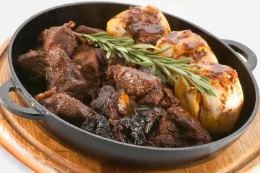 Мясо кабана в коньяке