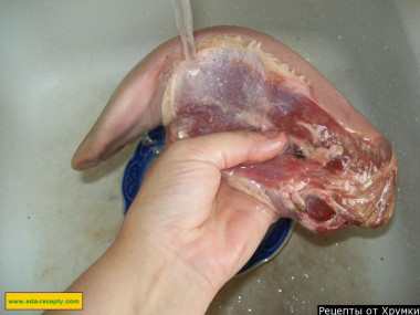 Рецепт - Салат с говяжьим языком и огурчиками - Шаг 2 -  Промоем язык и поместим в кастрюлю с подсоленной водой. Ставим на плиту и варим. Время варки зависит от размера и кондиций языка. Когда язык сварится, остудим его и нарежем тонкими полосочками.