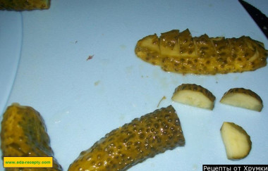 Рецепт - Салат с говяжьим языком и огурчиками - Шаг 4 -  Очистим и нарежем кольцами репчатый лук. Также нарежем и огурцы.Теперь смешаем вместе все наши заготовленные компоненты и польём их ранее приготовленной заправкой.