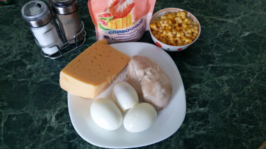 Рецепт - Сытный салат с вареными грудками и кукурузой - Шаг 1 - Заранее подготовьте все необходимые ингредиенты. Яйца отварите вкрутую, а куриную грудку отварите в слегка подсоленной воде до готовности.