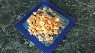 Рецепт - Сытный салат с вареными грудками и кукурузой - Шаг 2 -  Твердый сыр порежьте мелким кубиком.