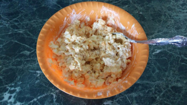 Рецепт - Сытный салат с вареными грудками и кукурузой - Шаг 5 -  Смешайте все ингредиенты в салатнике, заправьте майонезом. Салат готов.