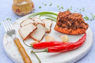 Копченое сало в луковой шелухе с жидким дымом