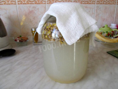 Квас из березового сока с сухофруктами