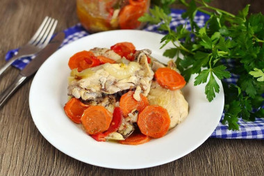 Курица в банке с овощами