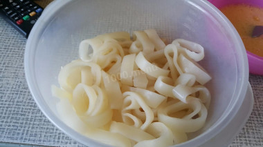 Рецепт - Кальмары и креветки в панировке - Шаг 2 -  Так же с кальмарами. Солим. Разогреваем духовку до 200 градусов