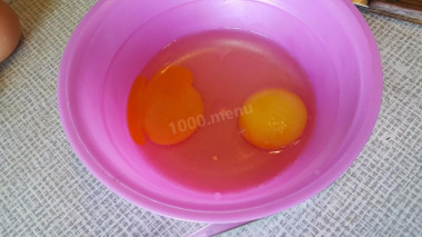 Рецепт - Кальмары и креветки в панировке - Шаг 3 -  яйца разбиваем и солим