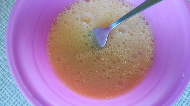 Рецепт - Кальмары и креветки в панировке - Шаг 4 -  вилкой взбиваем до пены