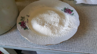 Рецепт - Кальмары и креветки в панировке - Шаг 5 -  в отдельной тарелке муку просеиваем