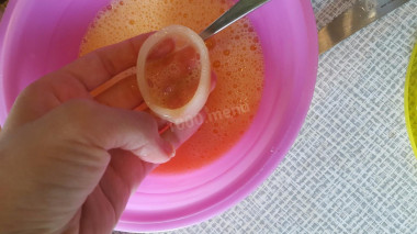 Рецепт - Кальмары и креветки в панировке - Шаг 6 -  кальмары и креветки сначала окунаем  яйцо