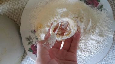 Рецепт - Кальмары и креветки в панировке - Шаг 7 -  затем в муку