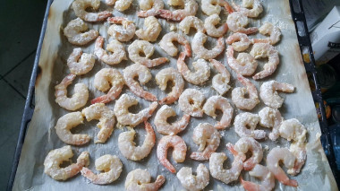 Рецепт - Кальмары и креветки в панировке - Шаг 8 -  выкладываем все на противень, застеленный пекарской бумагой