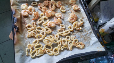 Рецепт - Кальмары и креветки в панировке - Шаг 9 -  засовываем в духовку на 10 мин - кальмары, креветки - 15 мин, потом переворачиваем и еще 5 мин с др стороны