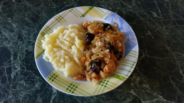 Тушеная капуста с куриным филе, томатной пастой, черносливом