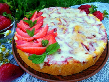 Простая шарлотка с клубникой на растительном масле