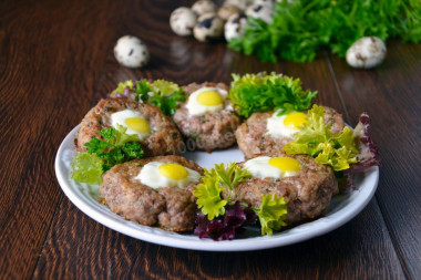 Котлеты мясные в духовке с перепелиными яйцами
